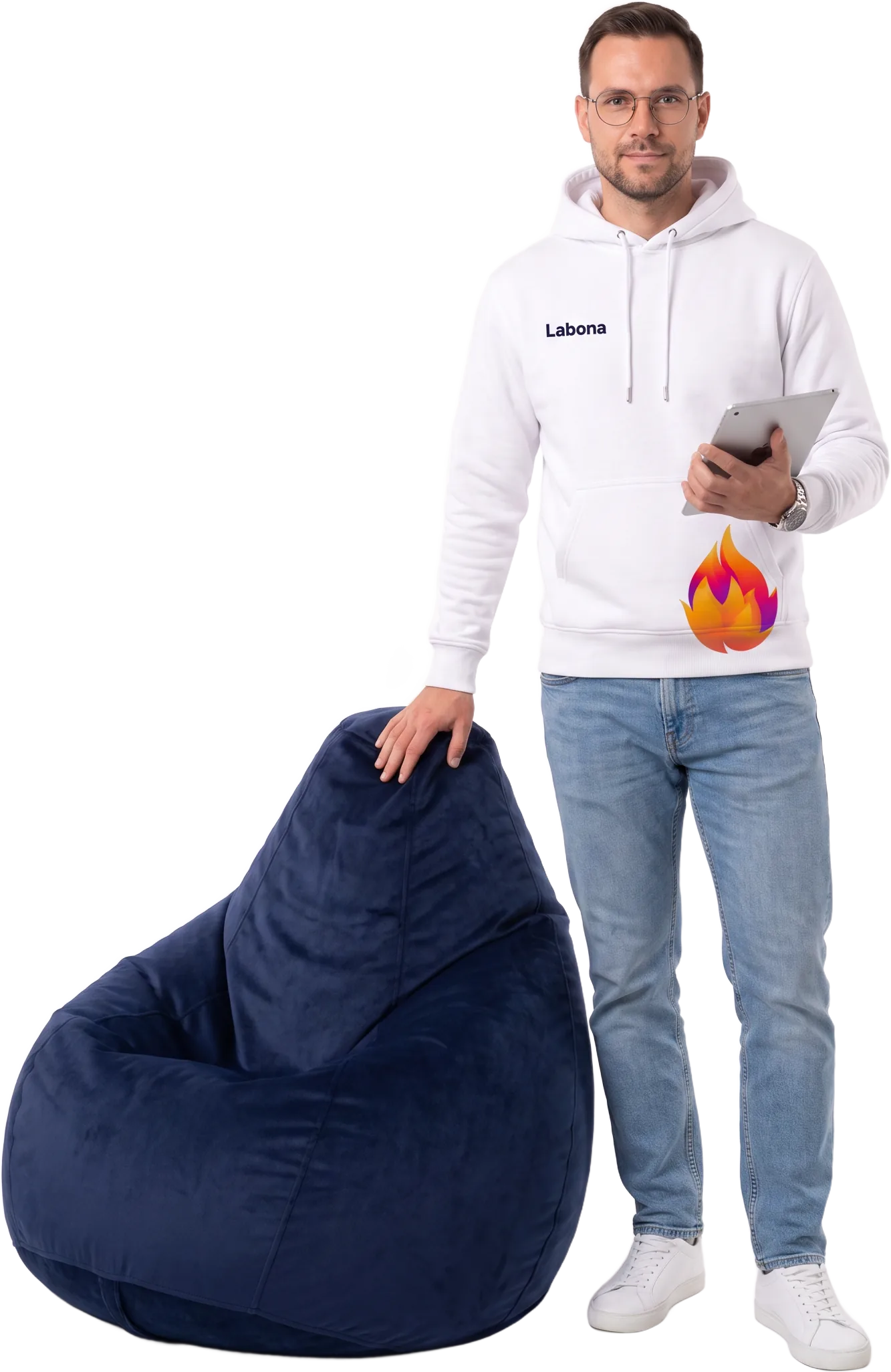 Labonan markkinoija seisoo säkkituolin vieressä tabletti kädessä