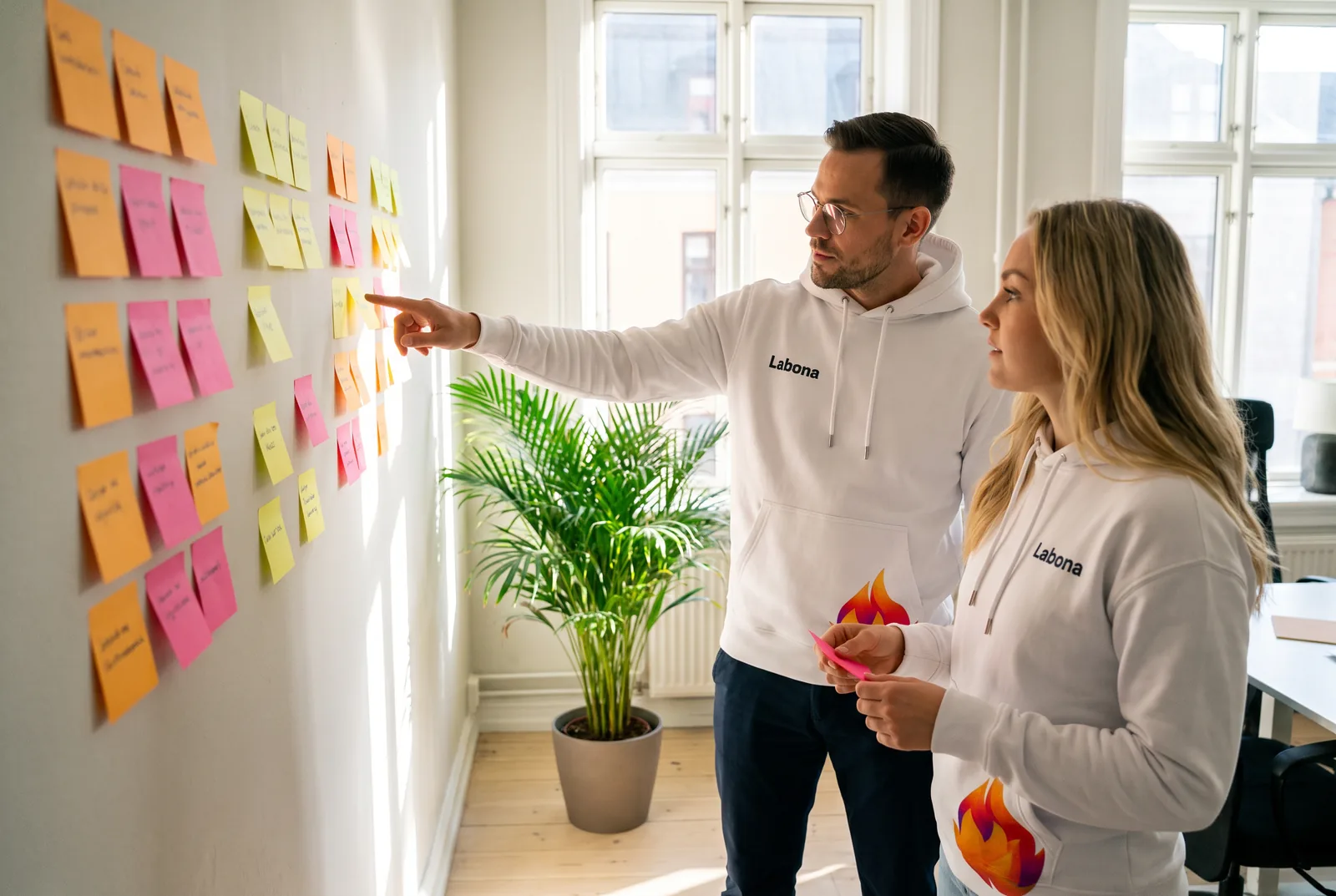 Labonan tiimi suunnittelee kampanjan vaiheita post-it-seinän edessä