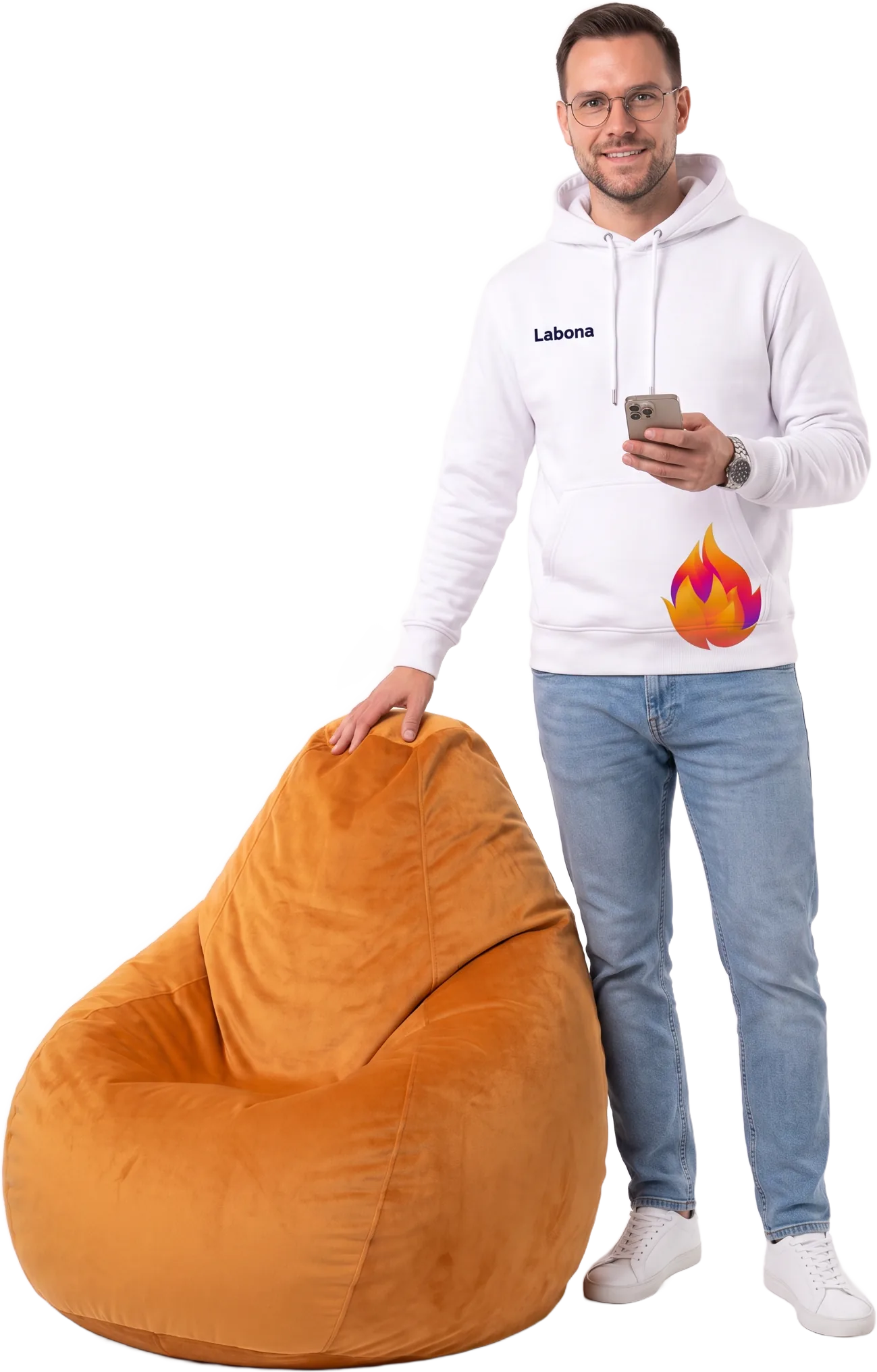 Labonan kehittäjä seisoo säkkituolin vieressä puhelin kädessä