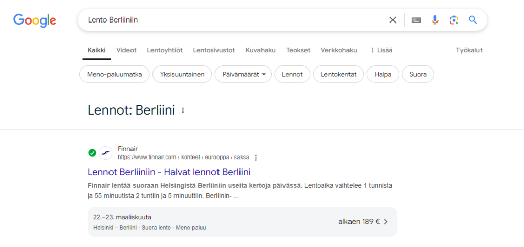 Kuva havainnollistaa, kuinka Google tarjoaa hakutuloksissa erityisiä nostoelementtejä, kuten suorat lentotiedot ja hintatiedot, ilman että käyttäjä tarvitsee klikata varsinaiselle verkkosivustolle.